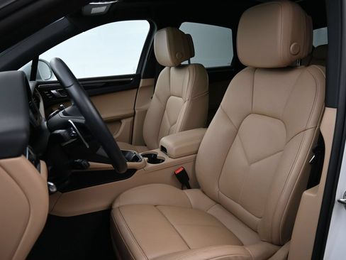 Certified 2025 Porsche Macan AWD/4WD image 5