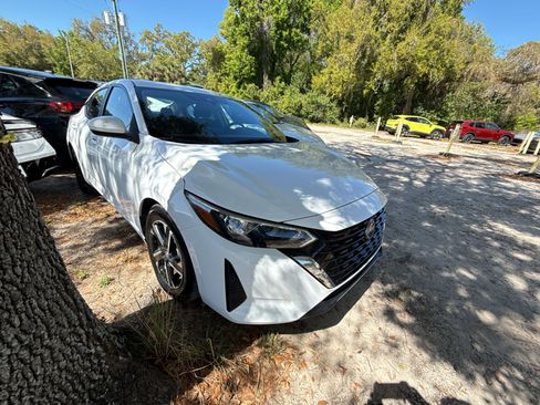Used 2025 Nissan Sentra SV image 8
