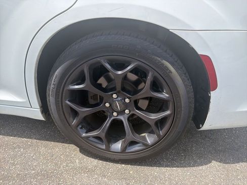 Used 2019 Chrysler 300 S image 8