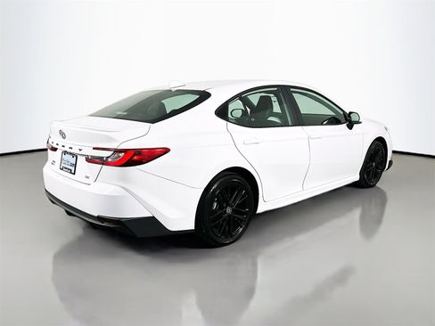 Used 2025 Toyota Camry SE image 7