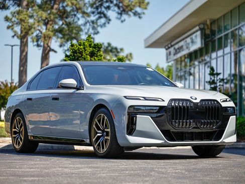 Used 2023 BMW 740i w/ Parking Assistance Package RWD image 1
