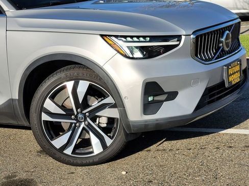 Used 2023 Volvo XC40 B5 Plus image 9