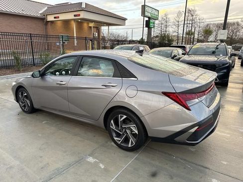 Used 2025 Hyundai Elantra Limited FWD image 6