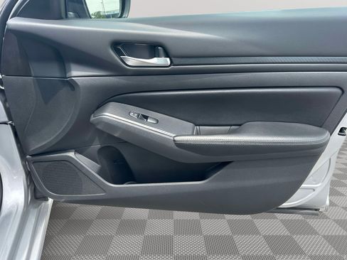 Used 2024 Nissan Altima 2.5 SV FWD image 24