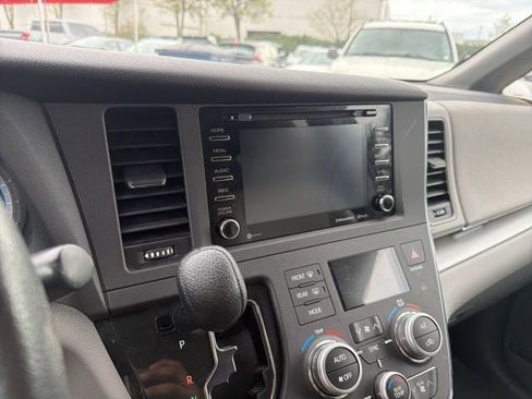 Used 2018 Toyota Sienna LE FWD image 19