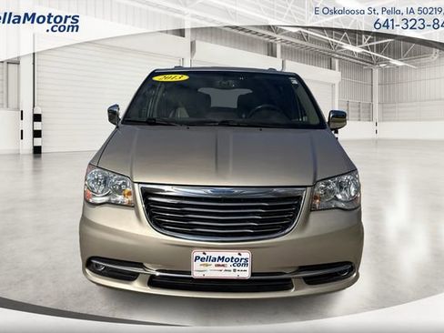 Used 2013 Chrysler Town & Country Touring-L w/ Driver Convenience Group FWD image 7