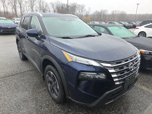 Used 2024 Nissan Rogue SV w/ SV Premium Package image 5