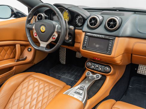 Used 2010 Ferrari California RWD image 27