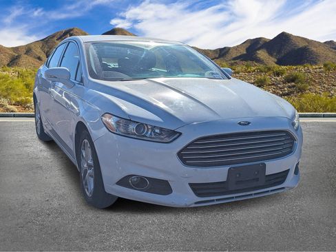 Used 2016 Ford Fusion SE w/ Equipment Group 202A image 3