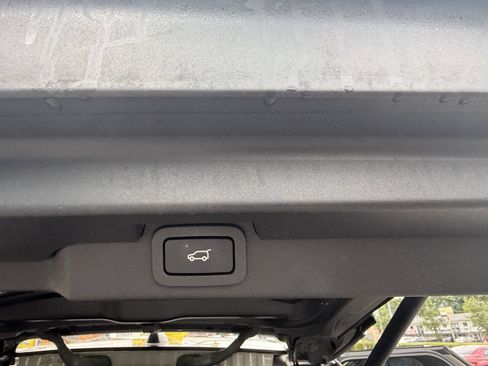 Used 2017 Land Rover Discovery First Edition AWD/4WD image 27