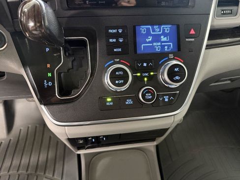 Used 2017 Toyota Sienna XLE w/ XLE Navigation Package AWD/4WD image 19