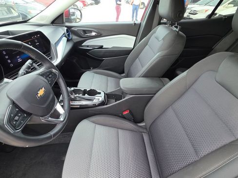 Used 2025 Chevrolet Trax LT w/ LT Convenience Package FWD image 11