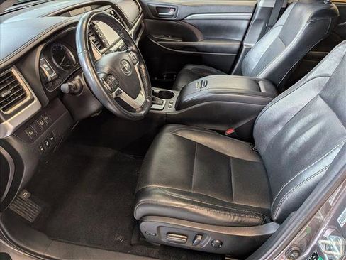 Used 2019 Toyota Highlander Limited Platinum AWD/4WD image 16