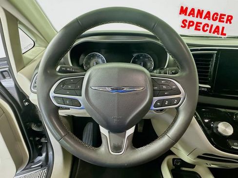 Used 2023 Chrysler Pacifica Touring-L FWD image 13