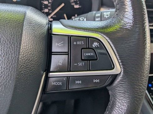 Used 2024 Toyota Sienna XLE FWD image 25