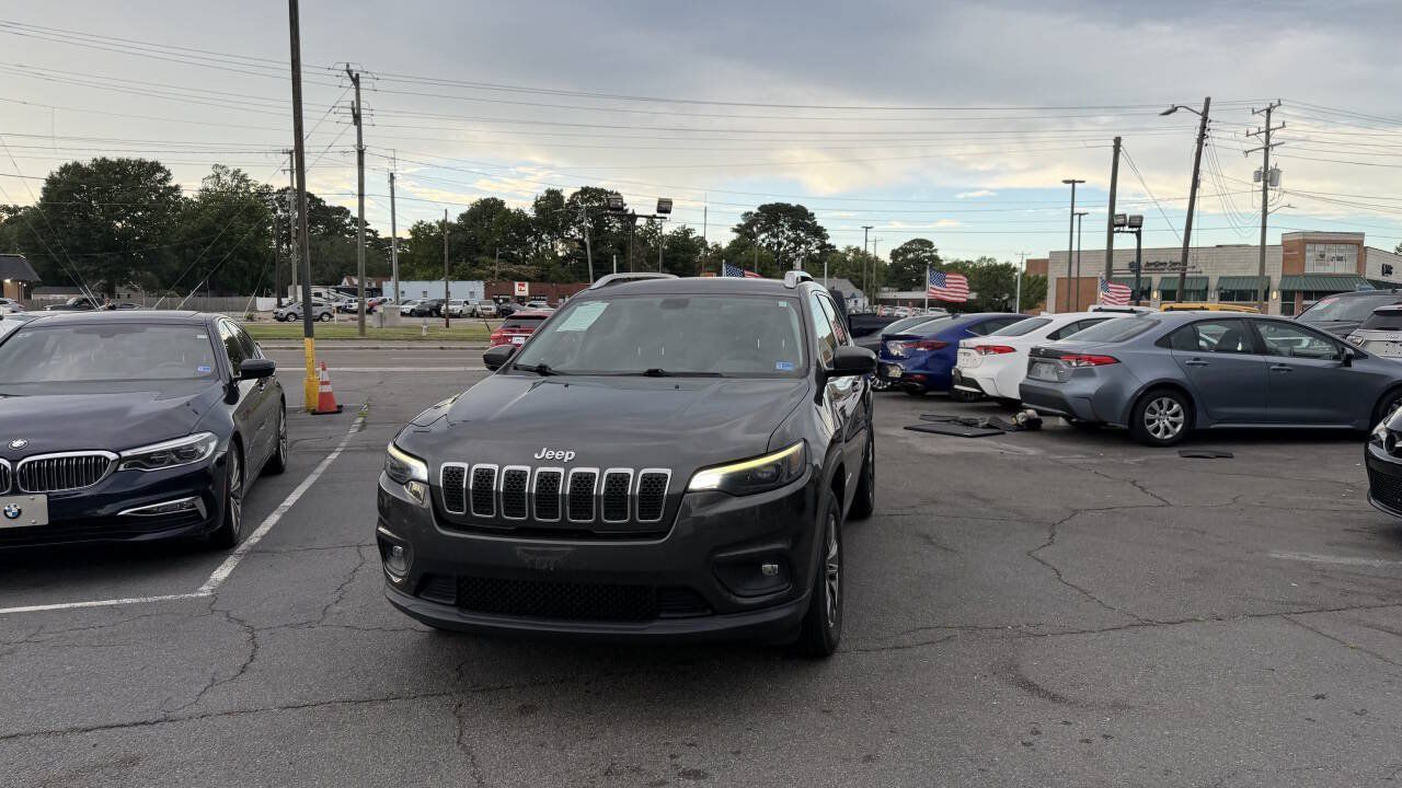 Used 2019 Jeep Cherokee Latitude Plus w/ Cold Weather Group AWD/4WD image 1