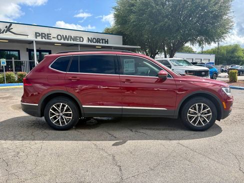 Used 2021 Volkswagen Tiguan SE FWD image 2