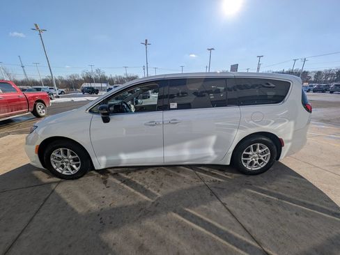 Used 2024 Chrysler Pacifica Touring-L FWD image 10