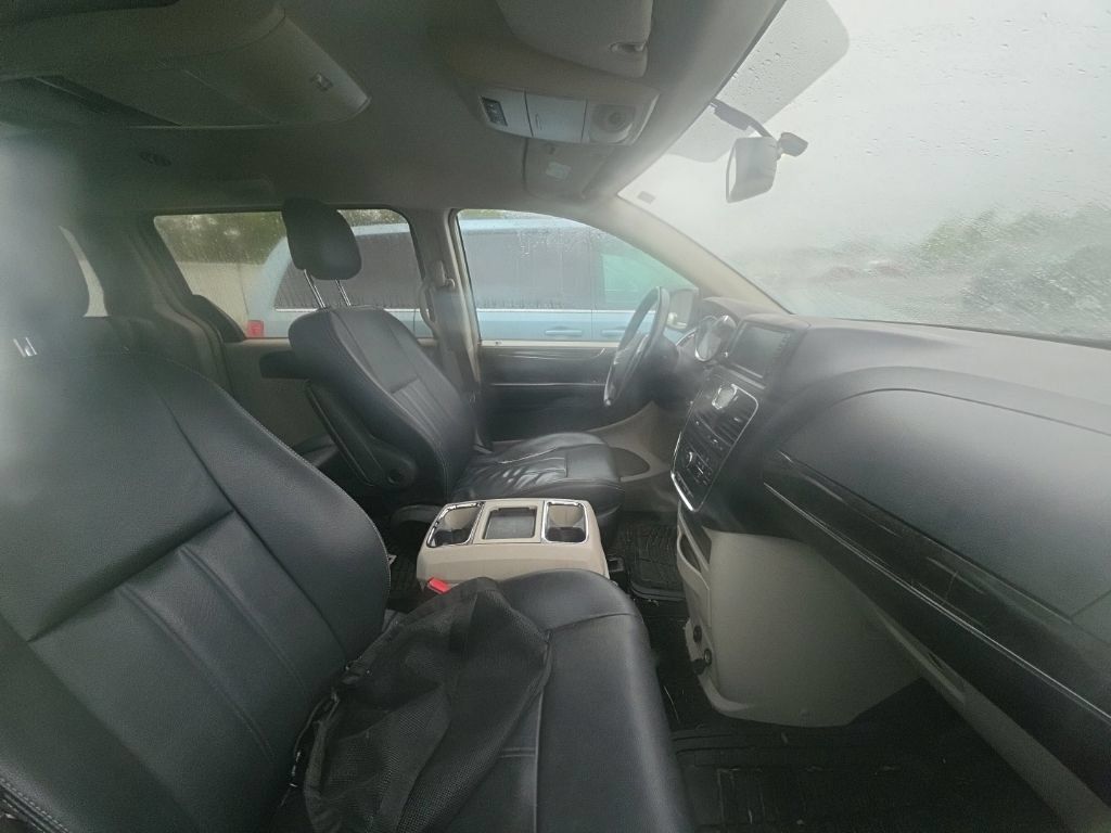 Used 2014 Chrysler Town & Country Touring FWD image 4