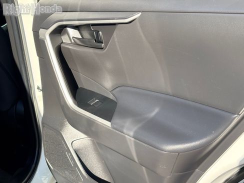 Used 2022 Toyota RAV4 LE w/ Carpet Mat Package (TMS) image 28