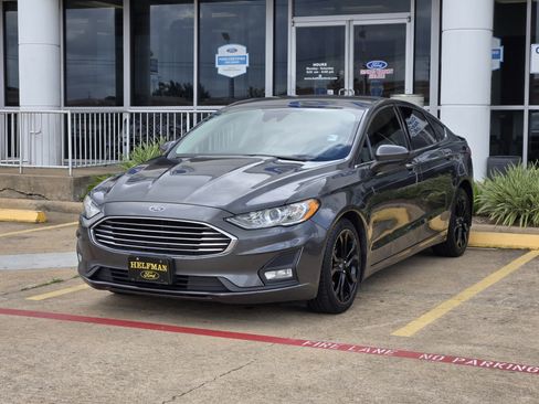 Used 2020 Ford Fusion SE w/ Equipment Group 151A FWD image 2