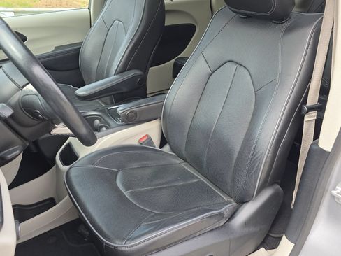 Used 2020 Chrysler Pacifica Limited FWD image 29