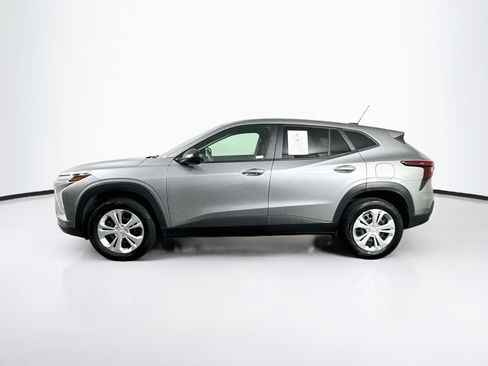 Used 2025 Chevrolet Trax LS FWD image 4