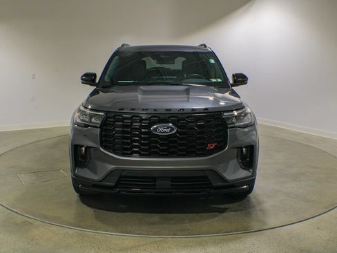 Used 2025 Ford Explorer ST AWD/4WD image 2