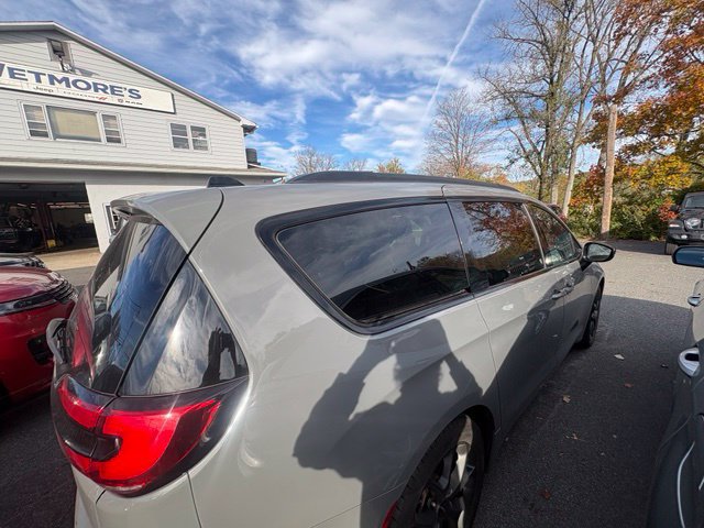 Used 2025 Chrysler Pacifica Limited FWD image 4