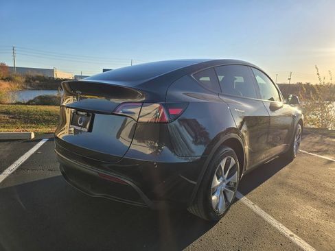 Used 2024 Tesla Model Y 2WD image 9