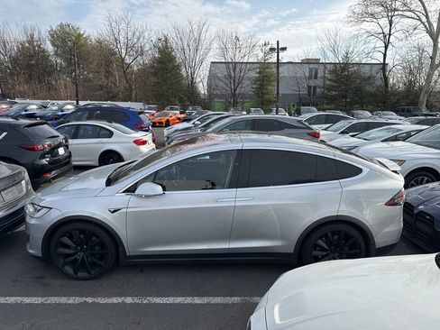 Used 2018 Tesla Model X 75D image 2