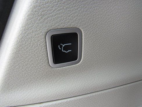 Used 2023 Chrysler Pacifica Touring-L FWD image 41