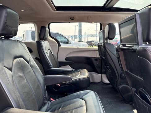 Used 2019 Chrysler Pacifica Limited w/ Tire & Wheel Group FWD image 17