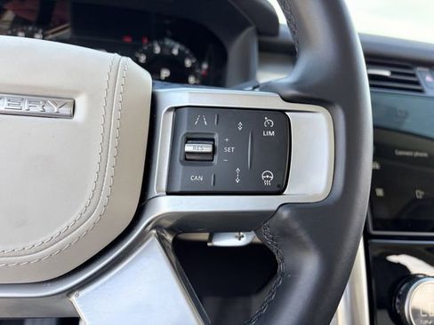 Used 2025 Land Rover Discovery Dynamic SE image 9