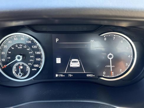 Used 2025 Genesis G70 2.5T image 25