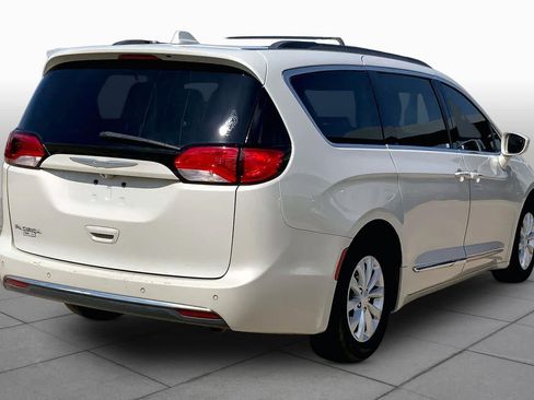 Used 2017 Chrysler Pacifica Touring-L FWD image 11