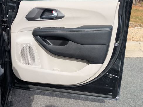 Used 2023 Chrysler Pacifica Touring-L image 34