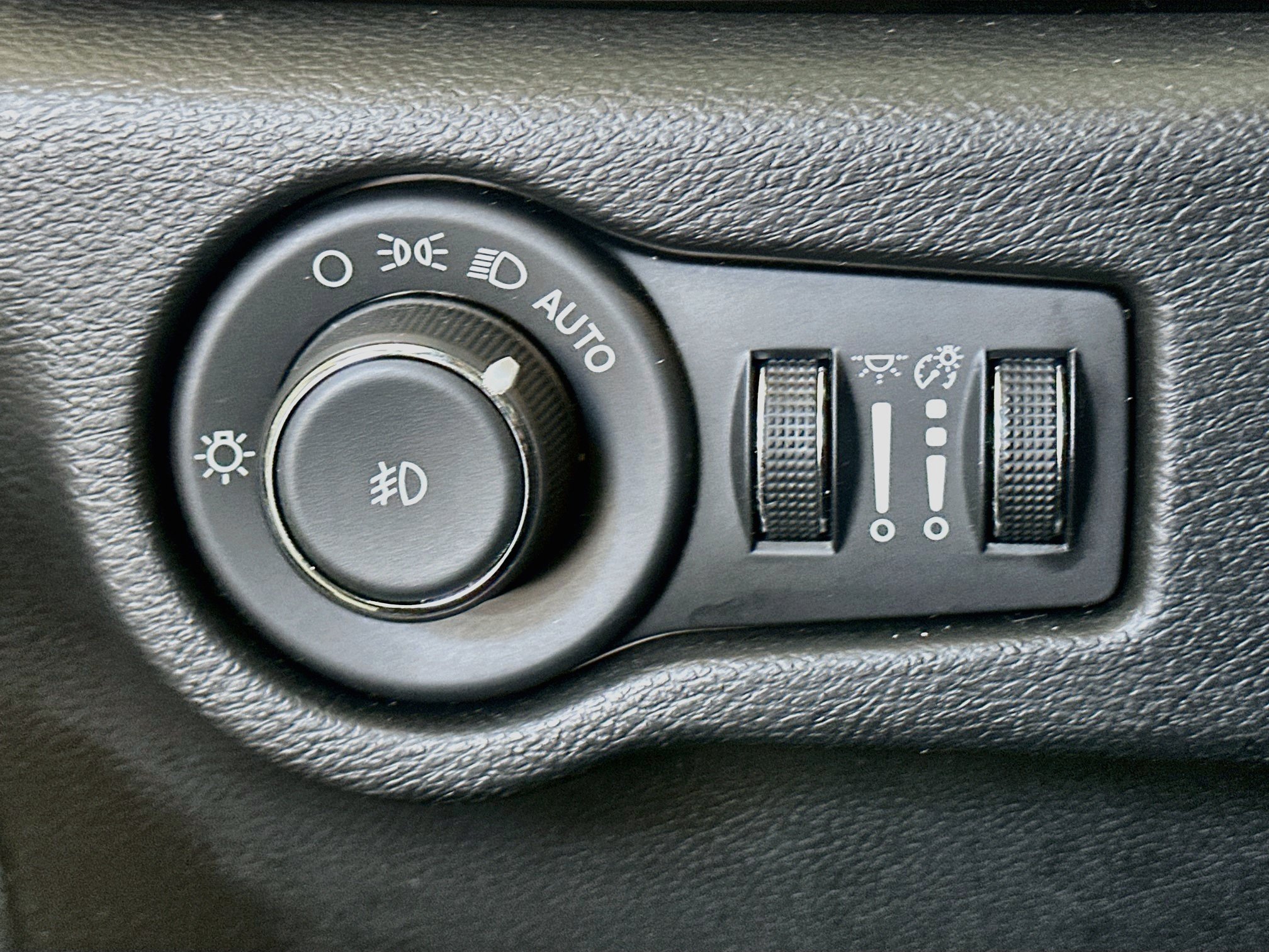 Used 2025 Chrysler Pacifica Select FWD image 17