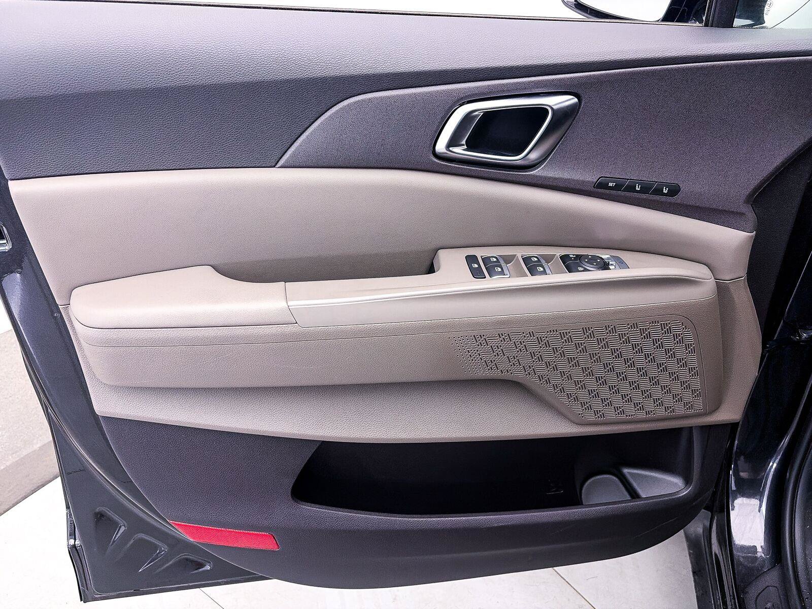 Used 2026 Kia Carnival EX FWD image 16