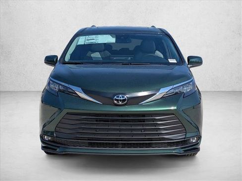 New 2026 Toyota Sienna XLE image 6