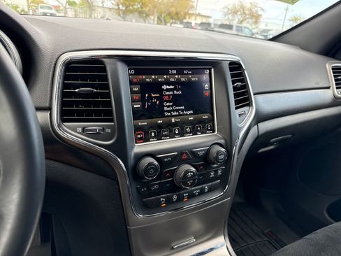 Used 2018 Jeep Grand Cherokee Laredo image 18