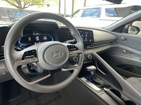 Used 2025 Hyundai Elantra SE FWD image 13