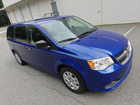 Used 2019 Dodge Grand Caravan SE w/ UConnect Hands-Free Group FWD image 9