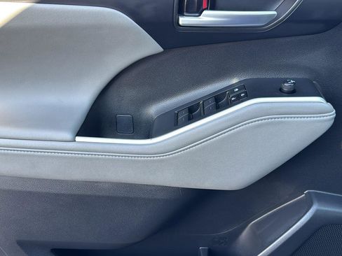 Certified 2024 Toyota Highlander XLE image 11