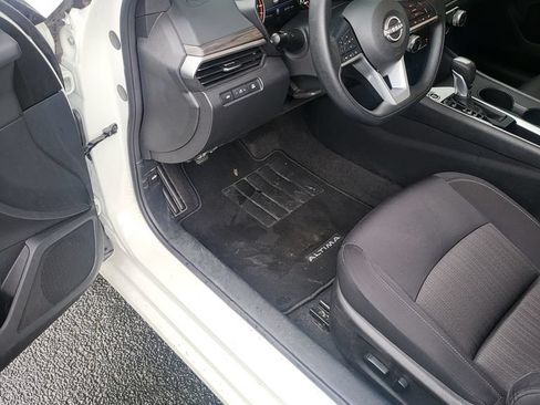 Used 2025 Nissan Altima 2.5 SV FWD image 3