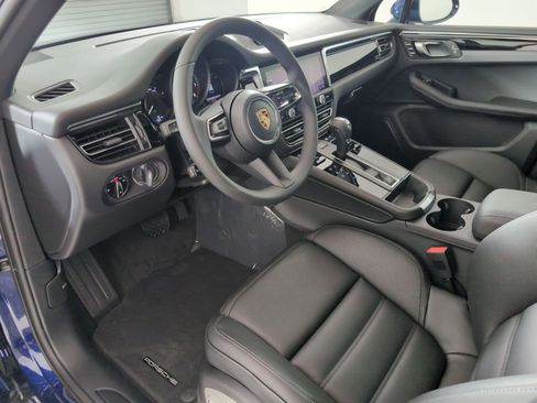 Certified 2025 Porsche Macan image 4