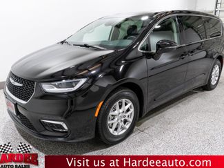 Used 2024 Chrysler Pacifica Touring-L video 2