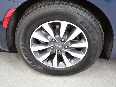 Used 2024 Chrysler Pacifica Limited FWD image 38