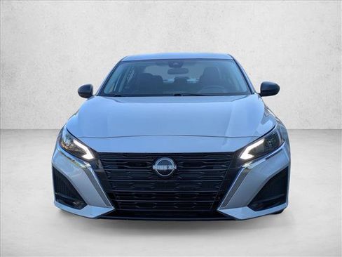 Used 2024 Nissan Altima 2.5 SV FWD image 2