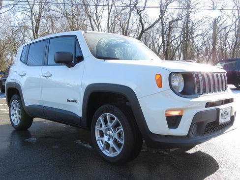 Used 2023 Jeep Renegade Latitude image 3